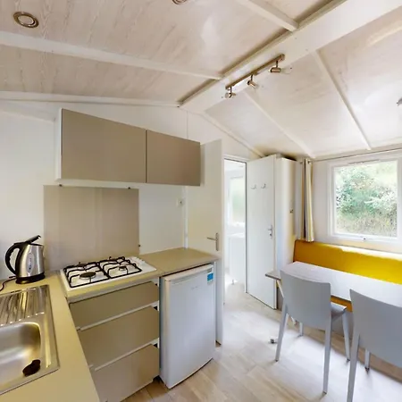 Mobil-home Avec Terrasse A Vic-sur-cere, 4 Personnes - Api-1-52-1251 * Vic-sur-Cere