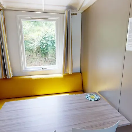 Mobil-home Avec Terrasse A Vic-sur-cere, 4 Personnes - Api-1-52-1251 *