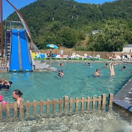 Mobil-home Avec Terrasse A Vic-sur-cere, 4 Personnes - Api-1-52-1251 * Vic-sur-Cere