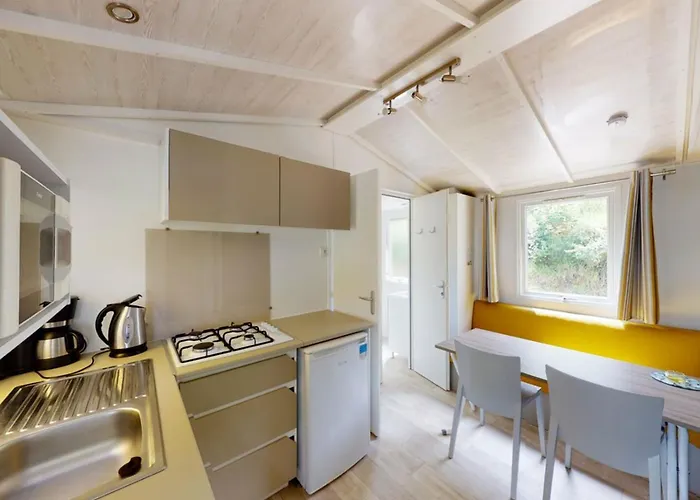 Mobil-home Avec Terrasse A Vic-sur-cere, 4 Personnes - Api-1-52-1251 * Vic-sur-Cere