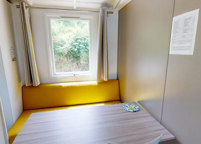 Mobil-home Avec Terrasse A Vic-sur-cere, 4 Personnes - Api-1-52-1251 *